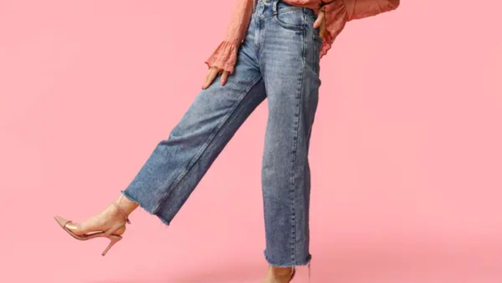 The optical illusion in wide-leg jeans that instantly balances hips (stylists are shocked)