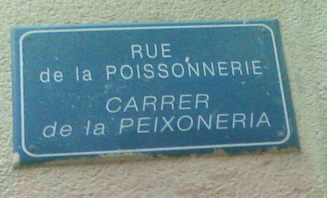 plaques de nom de rue en catalan à l’occasion des Fêtes de la Sant-Jordi au Moulin a Vent ″ Pyramide de livres ″