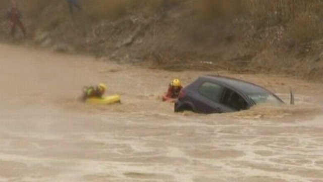 © F3 LR Pollestres (Pyrénées-Orientales) - la voiture de la conductrice retrouvée noyée à Villeneuve-de-la-Raho - 6 mars 2013.