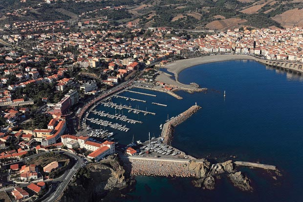 Louis Aliot et Marine Le Pen amarrent leur bateau à Banyuls-sur-Mer