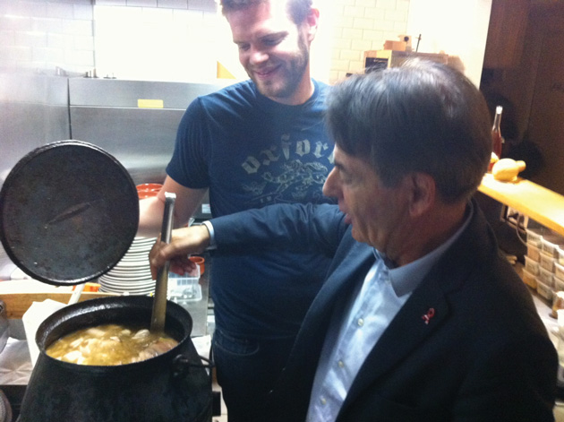 Jean-Paul Alduy (UDI), président de l'Agglo de Perpignan (PMCA), goûtant l'ouillade de Romain Marguerite, dans les cuisines du Via Del Vi, situé face au théâtre de l'Archipel, le soir de la sortie du vin primeur (jeudi 17 octobre 2013).