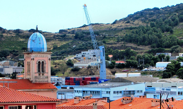 PORT-VENDRES... La grue géante - capable de soulever 100 tonnes et qui a coûté la bagatelle de 3 millions d'euros ! - qui témoigne de la volonté des acteurs du port de Port-Vendres de redynamiser l'activité de ce site économique départemental stratégique, a été mise en service le 18 novembre, à 14h 30, sur les quais de déchargement.