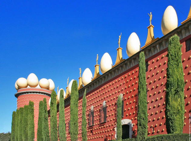 Le Musée Dali de Figuères (Espagne, province de Gérone), la demeure du génial artiste-peintre à Cadaquès (toujours dans la province de Gérone) et la résidence de son épouse Gala à Pubol (également située dans la province de Gérone), ont enregistré l'an passé une affluence exceptionnelle générant un nouveau record de fréquentation, soit très exactement 1 580 517 visiteurs (en hausse de près de 10% par rapport à 2012 !).