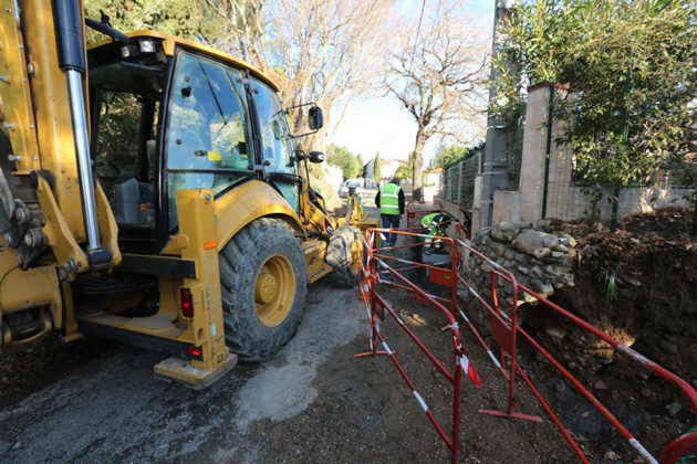 Suite à une concertation préalable avec les riverains initiée par la Ville, les travaux sur cet axe en mauvais état ont débuté à la mi-janvier. Ils consistent en un enfouissement des réseaux aériens par le Syndicat départemental d’énergie et d’électricité des Pyrénées-Orientales (SYDEEL). La voirie, entièrement refaite, bénéficiera d’un nouveau trottoir accessible à tous qui sécurisera sensiblement la rue. Par ailleurs, les eaux de surface de la voie seront à terme récupérées par le réseau pluvial déjà existant sous la chaussée. Les travaux du Cami Trencat concernent la portion située entre l'intersection avec la rue Frédéric Trescases et le carrefour avec la rue W. El Pilos. La rue flambant neuve sera livrée à la fin mars.