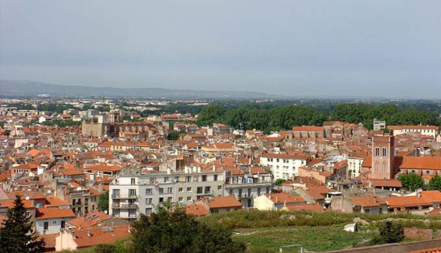 Pas de bol pour la municipalité ! Après le spectaculaire incendie de voitures dans la cour de l'église Saint-François d'Assise, après l'incendie au centre social Vernet-Salanque... On a cambriolé l'annexe de la mairie du Bas-Vernet. Les auteurs du vol ont emporté le coffre-fort renfermant passeports, une « Marianne » (tampon officiel), etc.-etc.