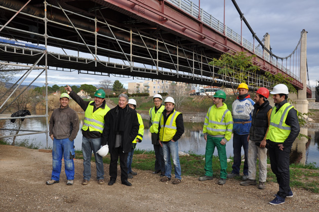 lors d'une visite de chantier, le maire de Rivesaltes est venu constater l'ampleur du chantier de réseau d'eau situé sous le pont Jacquet.