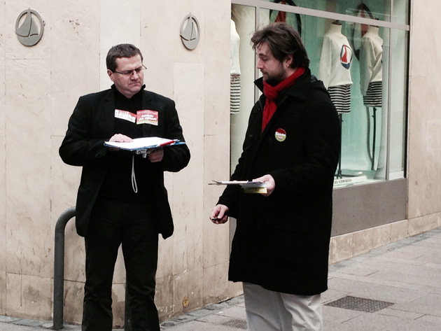 Matthieu SAINTOUL et Francis DASPE à Perpignan en train de faire signer la pétition