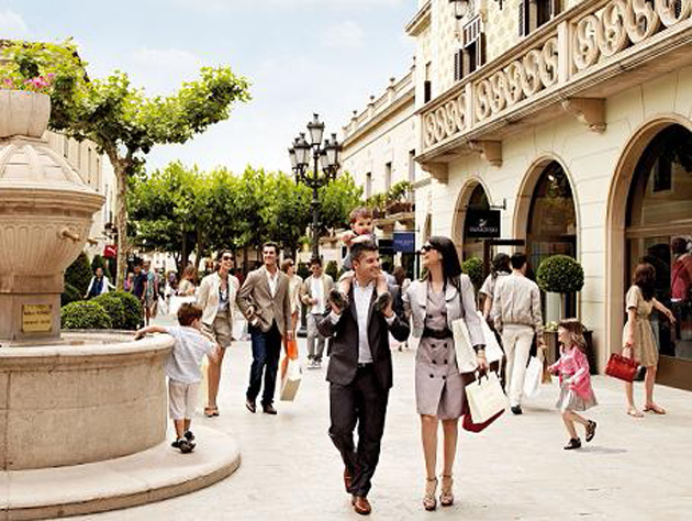 A partir du dimanche 27 avril, le site commercial La Roca Village spécialisé dans la vente de vêtements, situé en bordure de l'autoroute qui irrigue Barcelone, profitera du classement en « ville touristique » de la commune de La Roca del Vallès. Ce statut permet l'ouverture tous les jours de l'année, sans exception. La Roca Village, qui recrute en ce moment quelque 300 salariés, est géré par Value Retail, opérateur britannique qui emploie un millier de personnes. Cet opérateur emploie également environ 900 salariés sur son autre site espagnol, Las Rozas Village, près de Madrid.