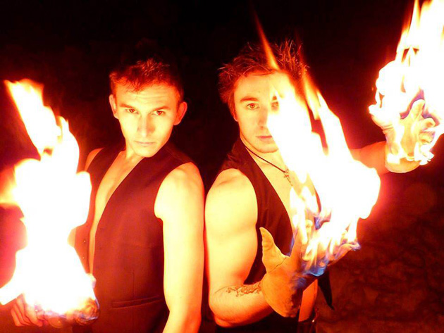 Florian Valera, patineur professionnel, et Jérémy Hocquet, cascadeur professionnel, forment ensemble un duo unique tout feu tout flamme de « fire performers » : The Hikens.