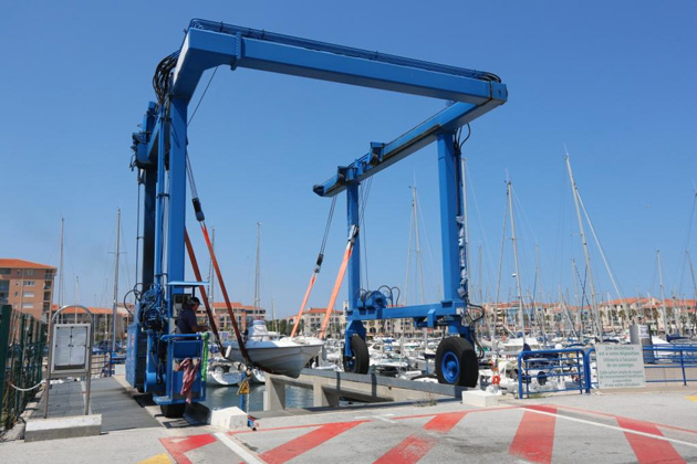 argeles-sur-mer-la-grue-de-manutention-travel-lift-du-port-est-reparee