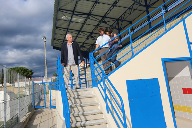 C'est un des principaux chantiers menés par la Ville au cours des dernières semaines : suite à l'accession en Division d'Honneur de l'équipe première du Football club Albères Argelès, association utilisatrice des lieux, les vestiaires du stade du Marasquer ont fait l'objet d'une remise aux normes imposée par la Ligue de Football. Un local pour les arbitres entièrement équipé (toilettes, douches privatives, infirmerie) a été créé. Les douches et les toilettes ont fait l’objet d’une reconfiguration complète. Désormais, le bâtiment est intégralement accessible aux personnes à mobilité réduite. Il bénéficie également d’installations synonymes d’économie d’énergie : éclairage LED sur détection de présence ; chauffage, également sur détection de présence. D'autres travaux ont été finalisés : l'étanchéité des gradins recouvrant les vestiaires, la remise en peinture intégrale du site, la pose d’une clôture de protection autour des tribunes. Dans le même secteur que le stade, les travaux de la cantine Curie-Pasteur avancent à grand pas. Livraison prévue en janvier prochain. Un communiqué sur ce chantier vous sera prochainement adressé.