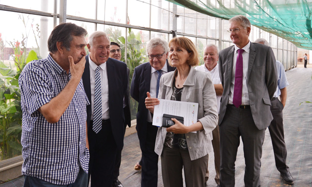 la-prefete-josiane-chevalier-a-la-rencontre-du-pole-de-competitivite-derbi-et-de-francis-vila-agriculteur-et-developpeur-de-serres-solaires