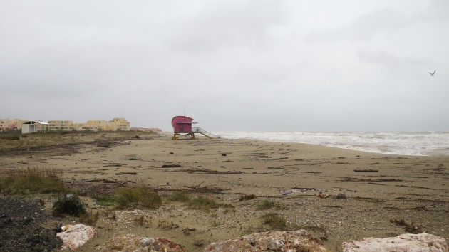 Plage naturiste - à nettoyer