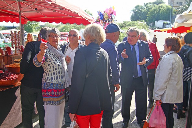 au-lac-du-soler-les-camelots-du-printemps-annoncent-la-belle-saison-du-shopping-en-plein-air