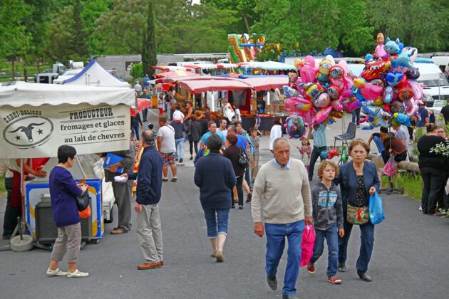 au-lac-du-soler-les-camelots-du-printemps-annoncent-la-belle-saison-du-shopping-en-plein-air