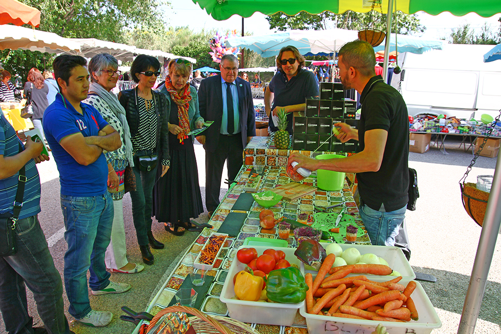 Au lac du Soler, les Camelots du Printemps annoncent la belle saison du shopping en plein air