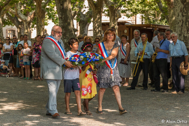 Une gerbe est déposée par les enfants, Marie-Thérèse Casenove 1ère adjointe et René Drague, Maire de Vinça