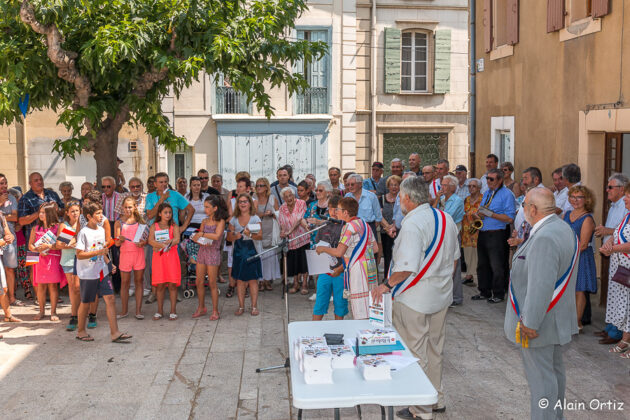 Les enfants qui vont rentrer en 6em ont reçu un dictionnaire et les voeux de réussite de la municipalité