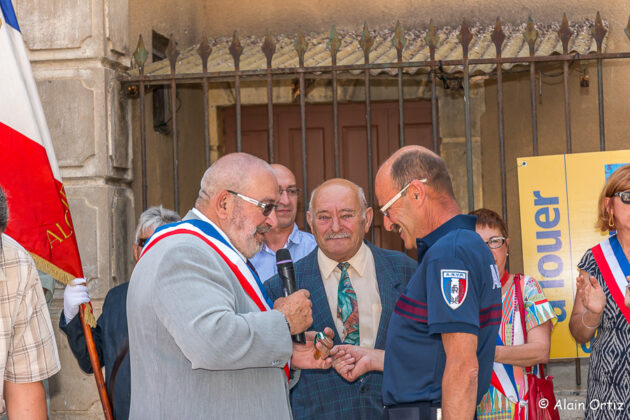 Monsieur Claude Porta reçoit la médaille de la ville en présence de son père visiblement ému