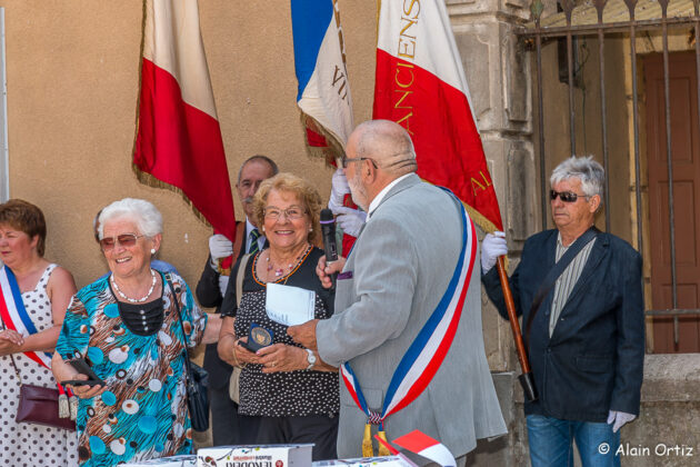 Madame Rosette Llopis pour L' UNRPA (Union Nationale des Retraités et des Personnes Agées) et Madame Henriette Touron pour les ainés ruraux, ont reçu la médaille de Vinça