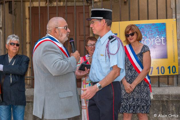 Le capitaine Gérard Casenove, chef du centre des pompiers de Vinça a été distingués pour ses 31 ans de bons et loyaux services