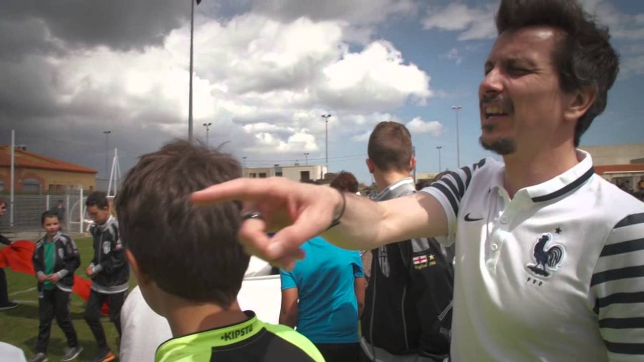 Eclairons les Bleus : la vidéo-reportage de la visite d’Arnaud Tsamère et Alain Bernard au Soler