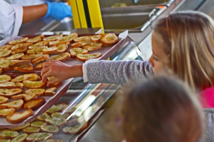 chefs-toques-blanches-roussillon-preparent-menu-cantines-ecoles-primaires-soler