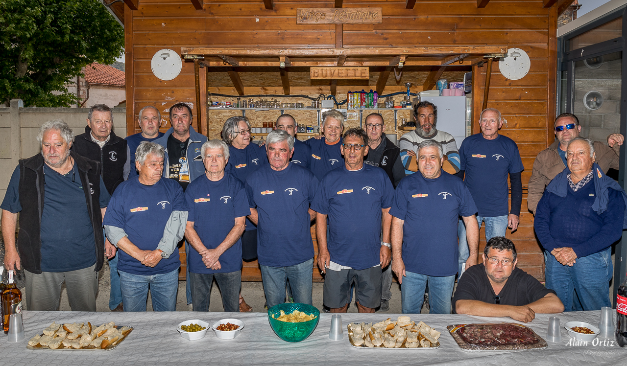 Nouveaux T-shirts Conflent Pétanque Canigou remis par « Les Salaisons Catalanes » à Vinça Pétanque