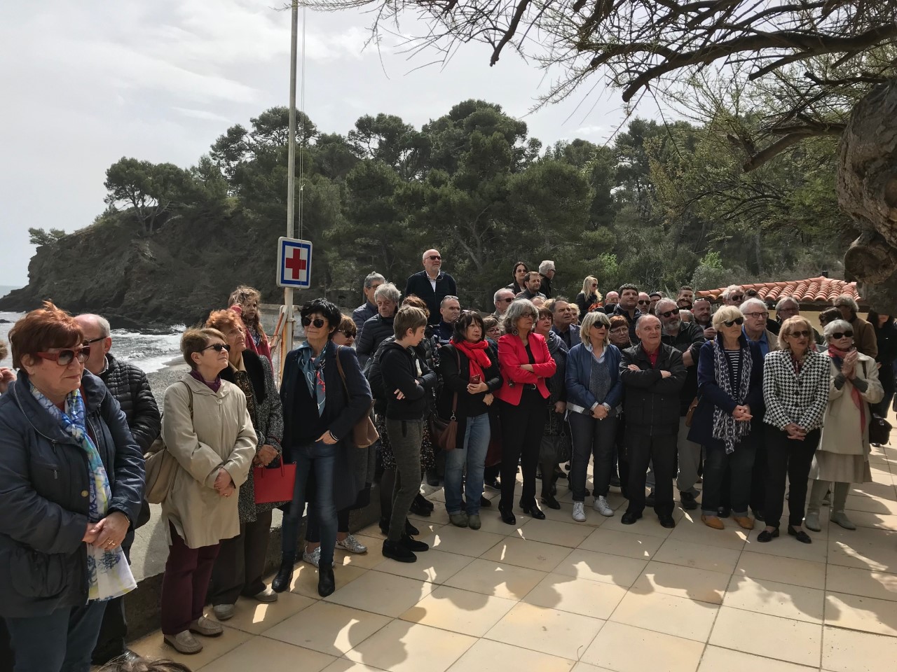 port-vendres-plage-bernadi-le-maire-devoile-une-plaque-en-hommage-a-maryse-avallone