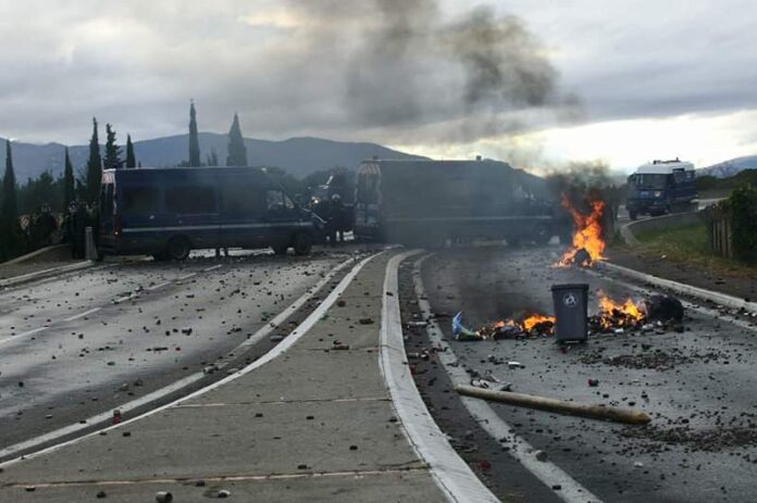 Scènes de guerre au Boulou Pyrénées-Orientales gilets jaunes