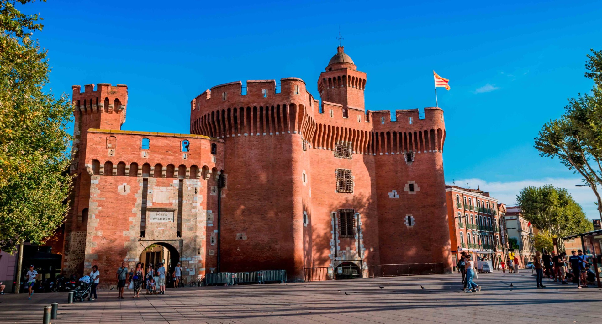 Perpignan : Prise du Castillet par Louis Aliot