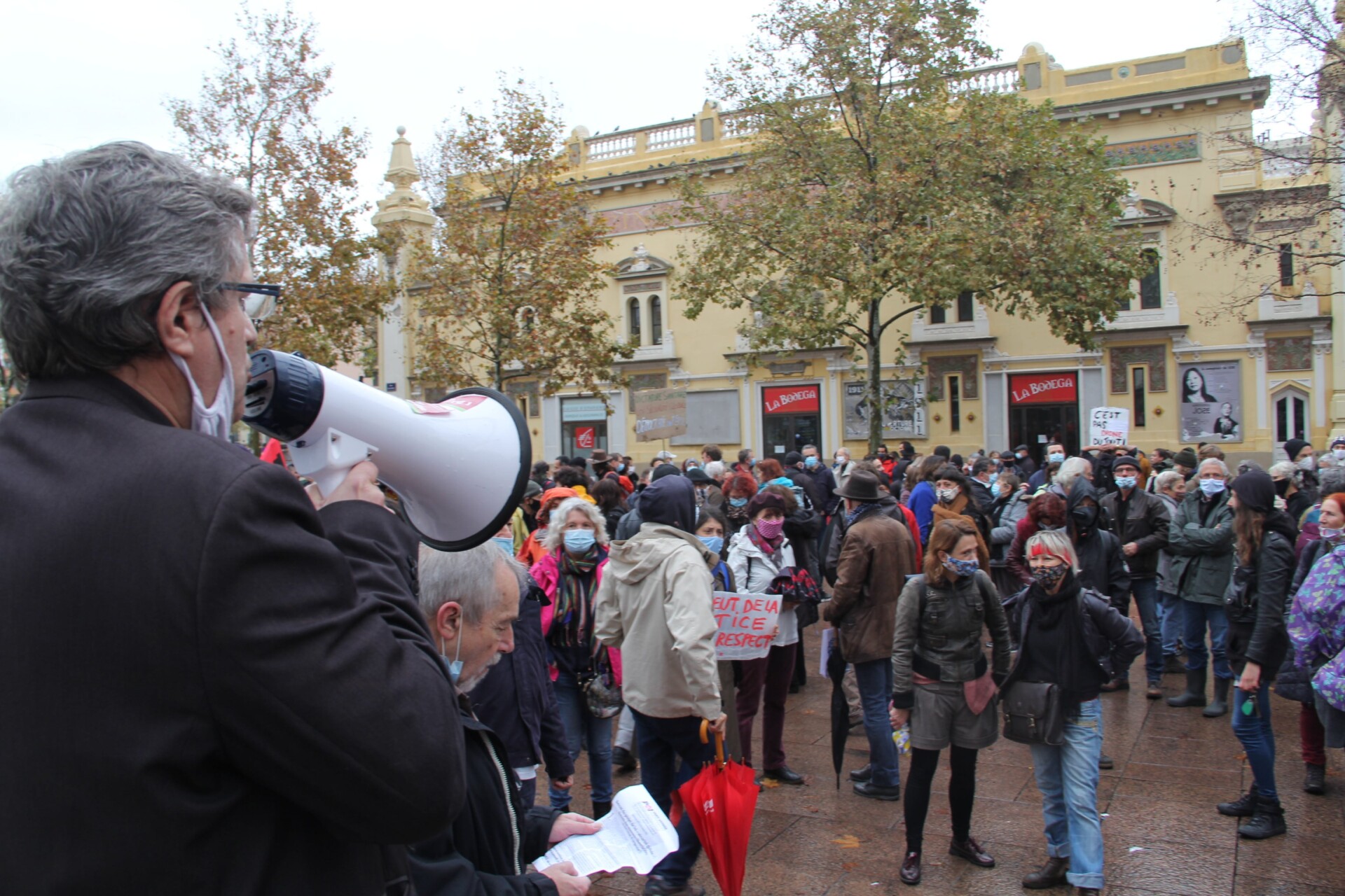 L'Insoumis Francis DASPE lisant place du Castillet l'appel au rassemblement contre la loi Sécurité globale