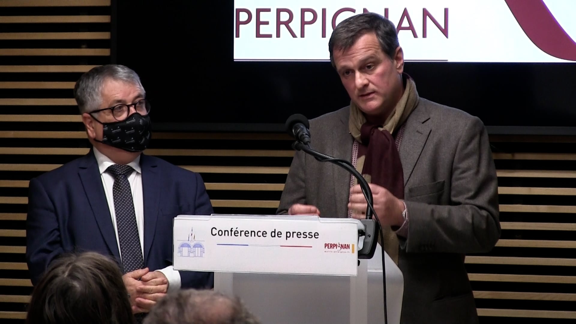 Louis ALIOT, Maire de Perpignan, ouvre la ville aux artistes et lance l’opération « L’Art prend l’air ».