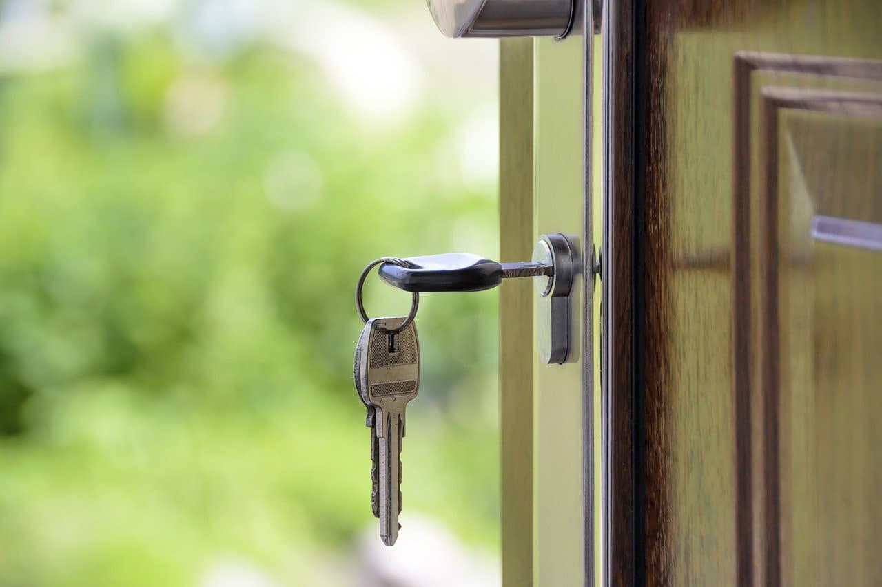 Personne n’est jamais à l’abri d’un blocage de porte ! Coup de vent, porte voilée ; gâche au sol ; usage d’une clé non originale ; affaissement du chambranle ou encore tentative d’effractions, la source d’une porte bloquée peut être multiple. À cet effet, personne n’est jamais à l’abri d’un tel incident, et pourtant c’est toujours lorsque l’on s’y attend le moins que le blocage arrive. Pour être prêt à affronter ce type d’accroc, il sera primordial d’avoir le contact d’un bon serrurier. Seul un dépannage à domicile de qualité pourra, en effet, solutionner votre souci ! Mais comment peut-on distinguer un serrurier fiable ? On vous dit tout ! Priorisez l’intervention de professionnel Ce n’est pas nouveau, le métier de la serrurerie fait aussi face à son lot d’arnaque ! Pour éviter de tomber sur un amateur qui n’en veut qu’à votre argent, il sera essentiel de privilégier sur les services d’un expert qualifié et reconnu. Pour trouver un serrurier toulouse compétent, il est recommandé de se référer aux avis des anciens clients. Plusieurs forums d’échanges au sujet des services proposés par les dépanneurs à domicile octroient l’opportunité aux consommateurs de trier les différentes offres d’interventions. Par ailleurs, vous pouvez aussi choisir de recourir à une société spécialisée en dépannage à domicile comme Depanneo. Mettant en relation le public et un réseau de serruriers professionnels, des enquêtes préalables sont menées auprès des intervenants pour évaluer leur compétence. Et pour une meilleure satisfaction des clients, des enquêtes sont réalisées auprès de la clientèle après chaque intervention en vue de s’assurer du sérieux des serruriers. Vérifier le prix de l’artisan serrurier à l’avance Un serrurier fiable facturera au prix juste ! Pour éviter de devoir payer plus pour un service et prévenir les tarifs exorbitants qui peuvent être pratiqués à la suite d’une intervention, il est important de vérifier ce paramètre à l’avance. Pour ce faire, n’hésitez pas demander un devis express pour le dépannage à domicile souhaité. Ainsi, vous pourriez déjouer les arnaques potentielles concernant le prix de la prestation sollicitée.