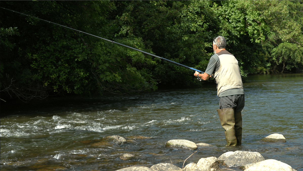 Pêcheur pratiquant son activité