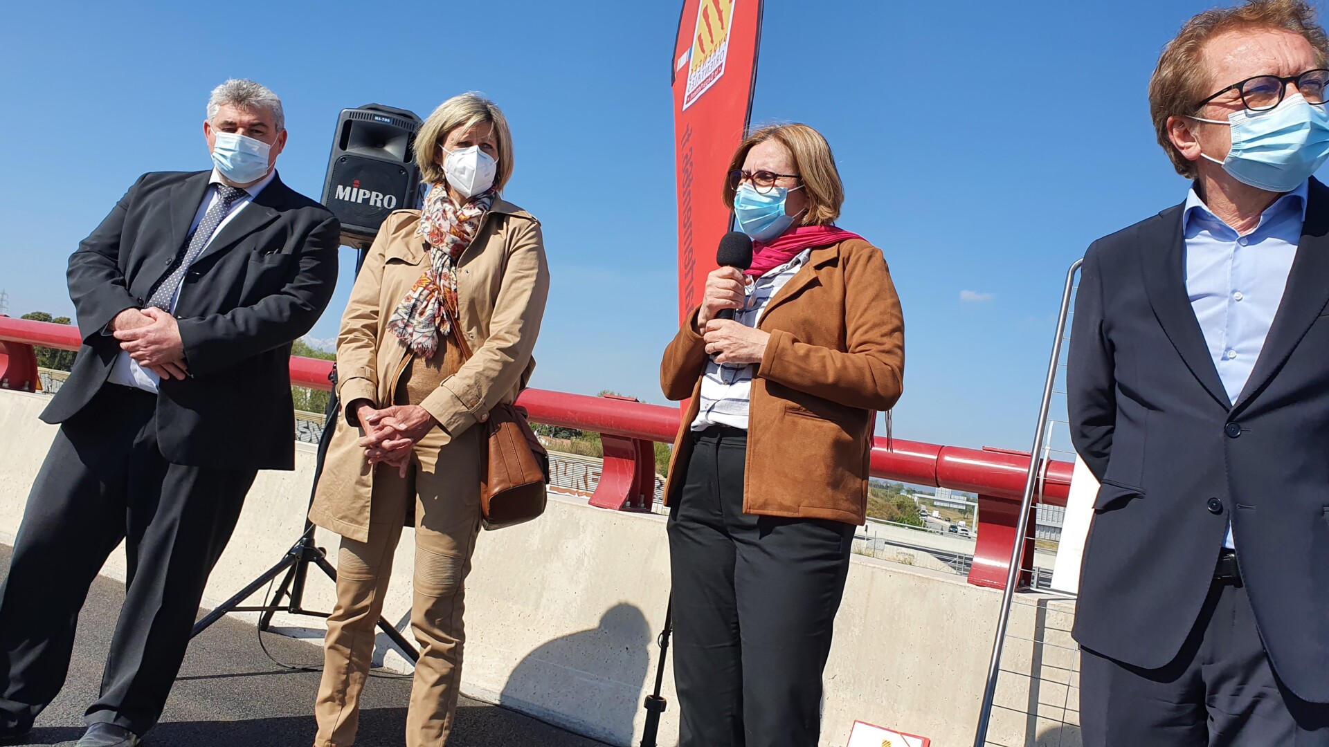 Le pont de la Têt est enfin ouvert pour la circulation depuis ce jeudi à 14 h. Ce franchissement qui enjambe le fleuve marque l’achèvement de la rocade de Perpignan et permettra la jonction entre la section nord et la section centre en améliorant la fluidité du trafic.