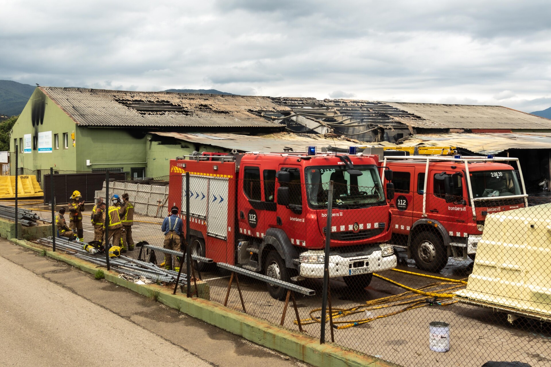 Important incendie dans une fabrique de piscines catalanes proche de la frontière