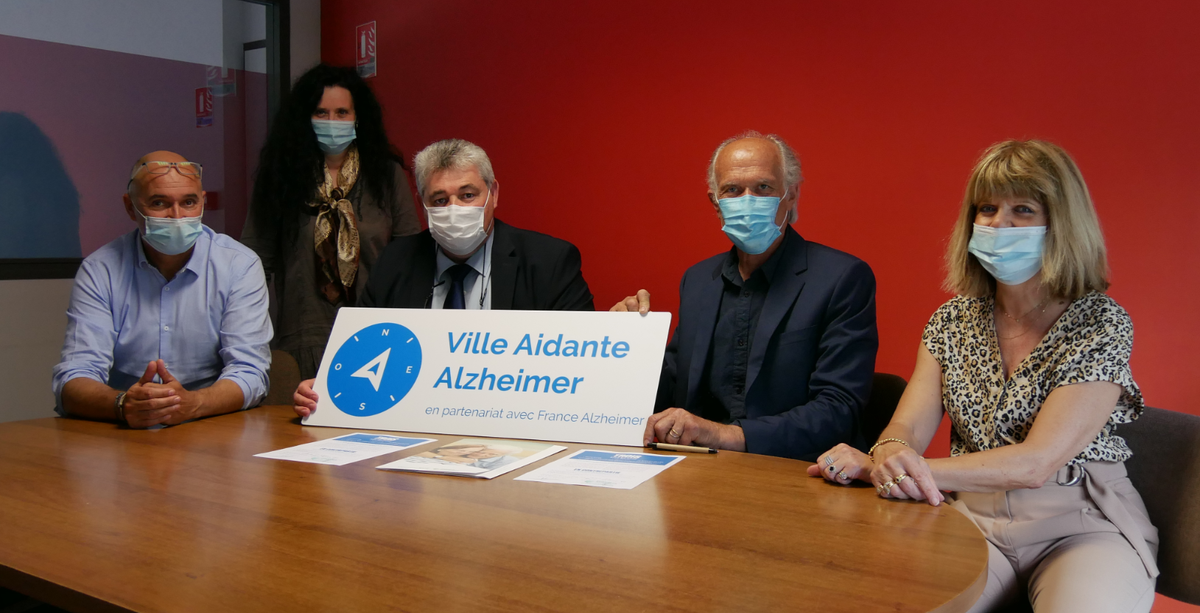 Le Maire Robert Vila et le Président de l'Association France Alzheimer 66 Guy Le Rochais, entourés du Directeur du CCAS Marc Piperno, de l'élue déléguée aux affaires sociales Yola Gueguen Vaillant et de Anne-Laure Gomez, Secrétaire du Service social et aides à domicile.