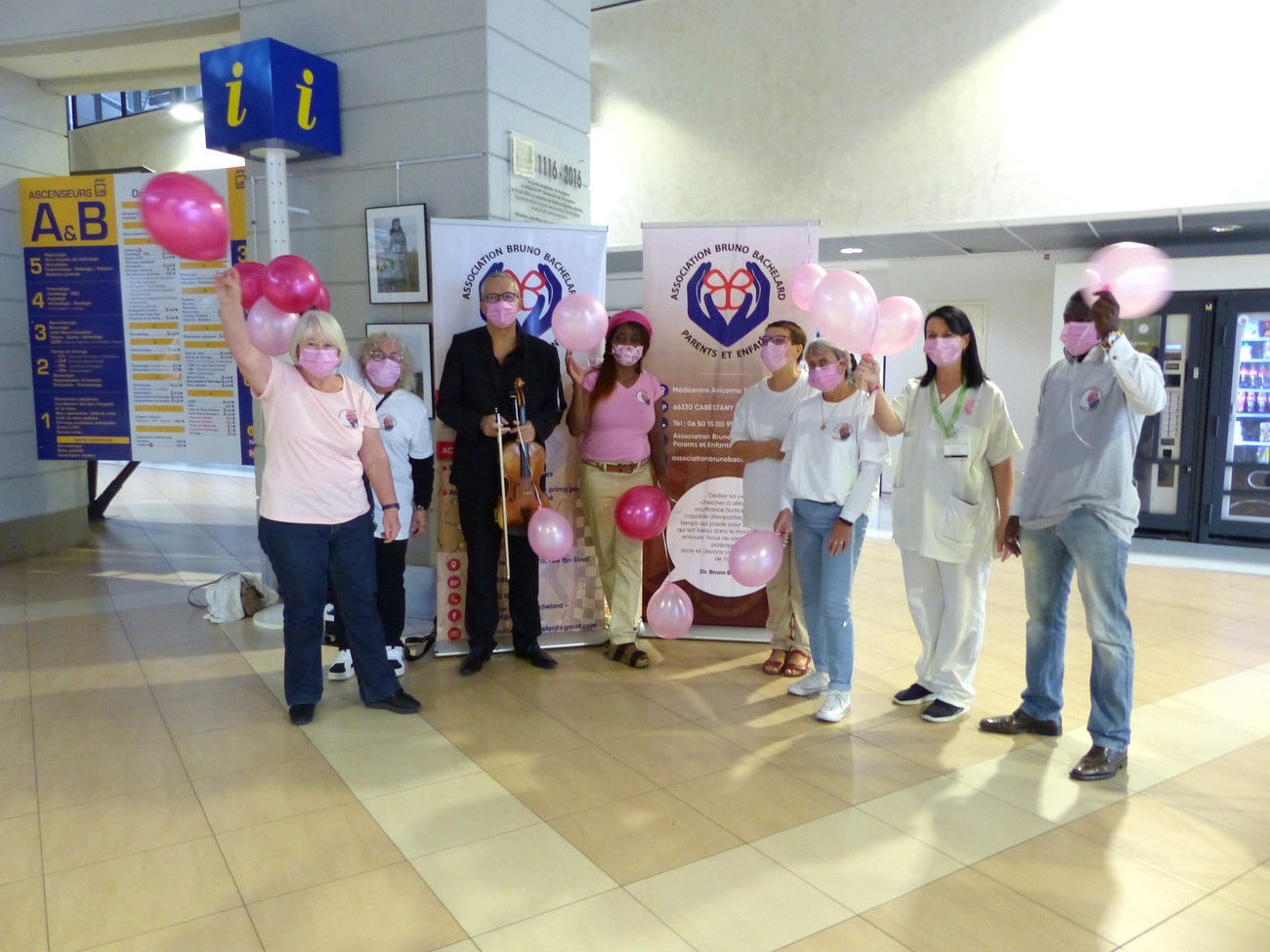 L’association Bruno Bachelard parents et enfants mobilisée à l’occasion de la journée automne rose au CHG de Perpignan.