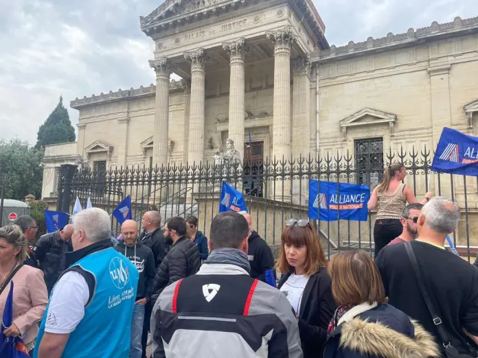 #FLASHINFO : #Perpignan : Manifestation de policiers contre la mise en examen de leur collègue parisien pour meurtre – Le Medef remet le prix de l’économie à une entreprise de Thuir