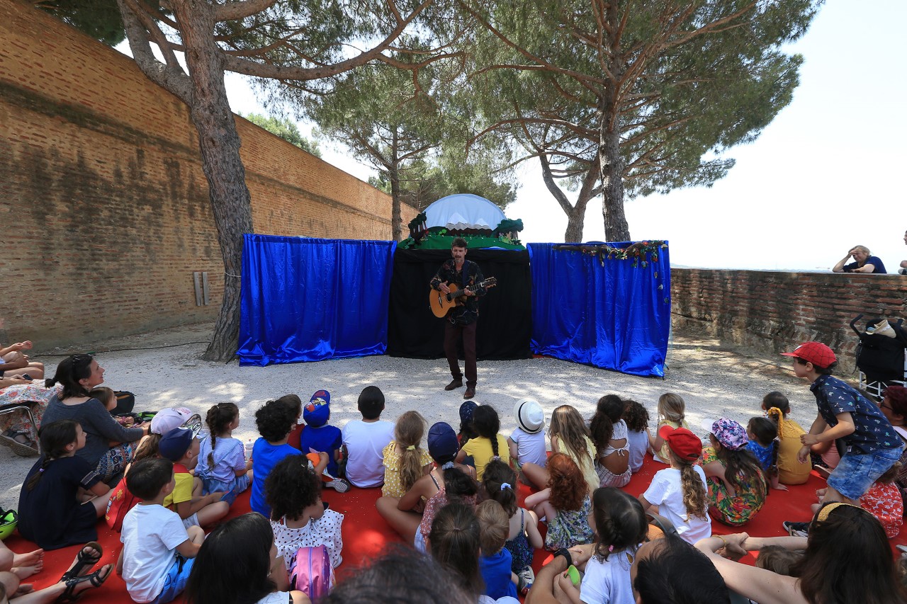 Plus de 1 000 personnes rassemblées pour la Fête du Livre Vivant au Palais des Rois de Majorque à Perpignan