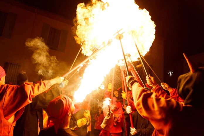 Cette année encore, la Festa Major, grande fête traditionnelle de Saint-Cyprien, se déroulera durant trois jours, les vendredi 16, samedi 17 et dimanche 18 septembre au village. Trois jours de plaisir et d’allégresse, durant lesquels le village brillera de tous ses feux et enchantera ses visiteurs.