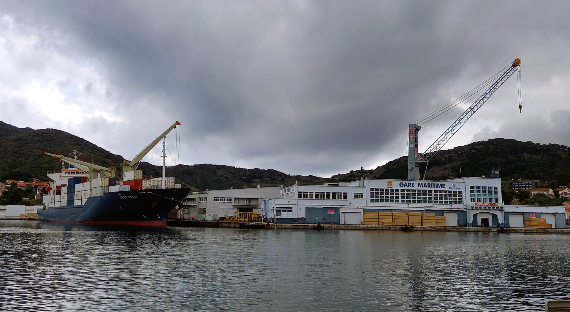 Port- Vendres est à l’honneur (si l’on peut dire) de la presse. Article dans le Canard Enchainé le 14 septembre« Trésor archéologique bientôt coulé sous le béton », article dans l’Indépendant le 19 septembre « Escales de luxe : Port- Vendres veut attirer davantage de Yachts et de millionnaires ».