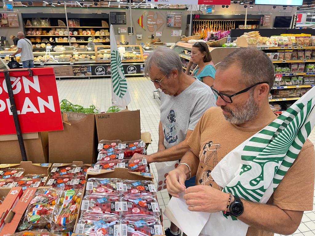 Ce matin une délégation de producteurs maraîchers ont engagé une action pour mettre en avant les importations massives de tomates marocaines qui mettent à mal la production française et posent des problèmes de visibilité pour le consommateur quant à l'origine des produits. Les producteurs locaux se sont rendus dans les points de vente afin de sticker l'origine des produits.