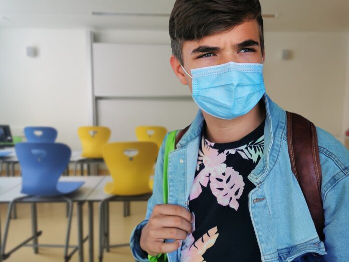 Pass sanitaire pour voyage scolaire poursuite pénale contre un principal de collège