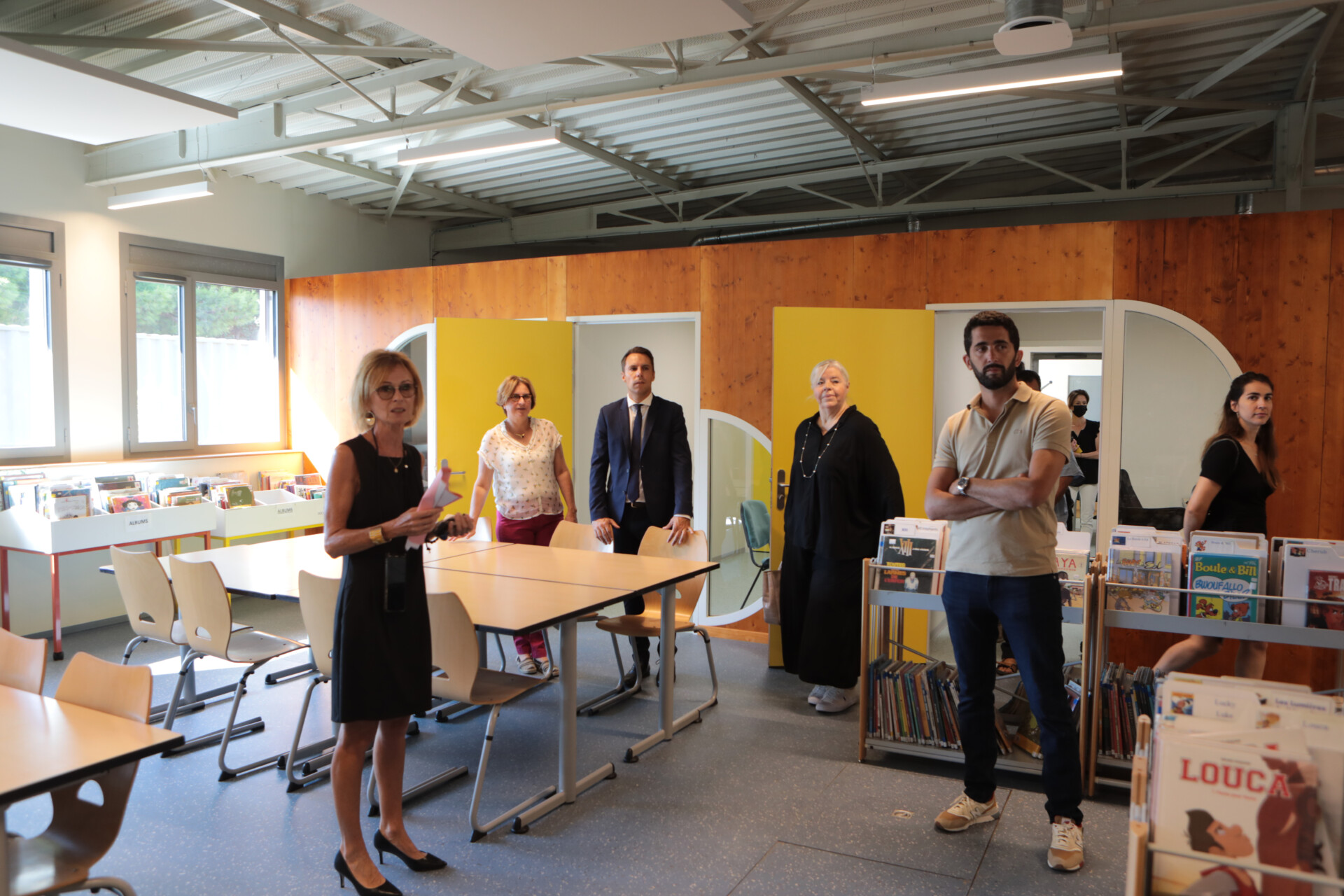 la Présidente du Département des Pyrénées-Orientales Hermeline MALHERBE devant les élèves du collèges Pons, la Présidente du Département Hermeline MALHERBE, la Vice-Présidente en charge de l'éducation, des collèges et de la jeunesse Marie-Pierre SADOURNY, la principale Christine ANCELOT, le Directeur académique des services de l’Éducation nationale Frédéric FULGENCE, le préfet Rodrigue FURCY et le conseiller départemental du canton Benoît CASTANEDO.