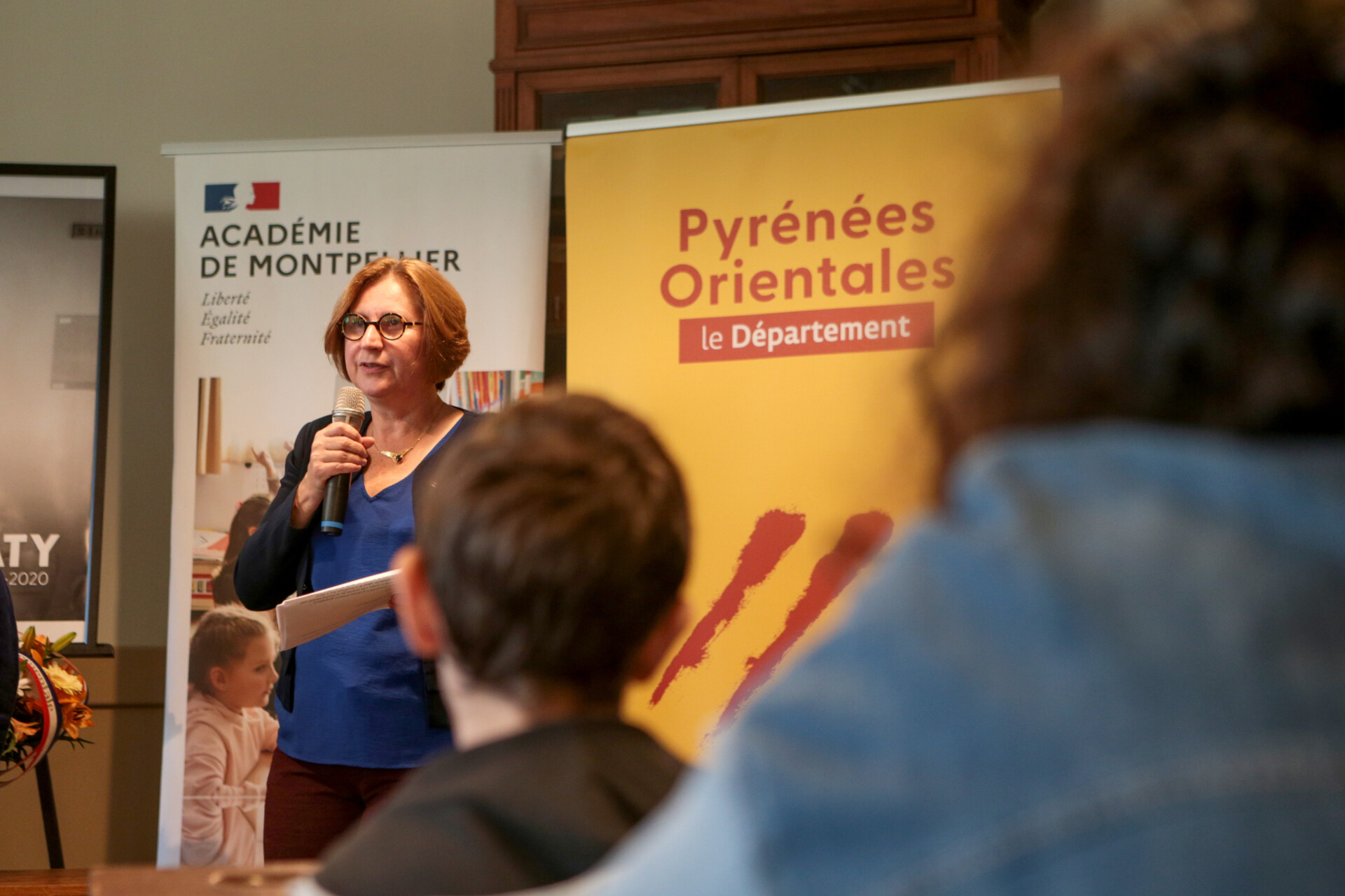 Hermeline MALHERBE, Présidente du Département, s’est rendue au Musée de l’École à Perpignan pour rendre un hommage à Samuel PATY, aux côtés de Marie-Pierre SADOURNY, Vice-Présidente en charge de l’Éducation, des Collèges et de la Jeunesse, Madeleine GARCIA-VIDAL, Rémi LACAPERE, Françoise FITER, Vice-Président.e.s du Département et de Rodrigue FURCY, Préfet des Pyrénées-Orientales, Frédéric FULGENCE, Directeur Académique des Services de l’Éducation Nationale, Carmen ESCLOPE, Présidente de l’Union des délégués départementaux de l’Éducation nationale et de Christine ANCELOT, Principale du collège JS Pons.