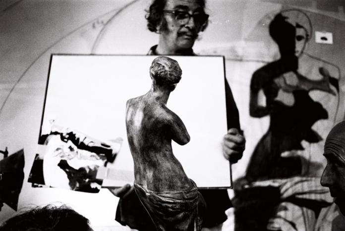 Salvador Dalí al seu taller de Portlligat, 1968. © Melitó Casals, “Meli”/Fundació Gala-Salvador Dalí, Figueres, 2022. Drets d’imatge de Salvador Dalí reservats