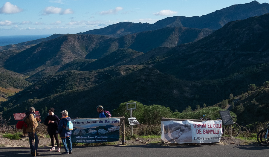 Més de 200 excursionistes s'apleguen dalt el coll de Banyuls demanant l'obertura dels passos de frontera tancats