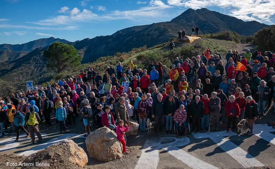 Més de 200 excursionistes s'apleguen dalt el coll de Banyuls demanant l'obertura dels passos de frontera tancats